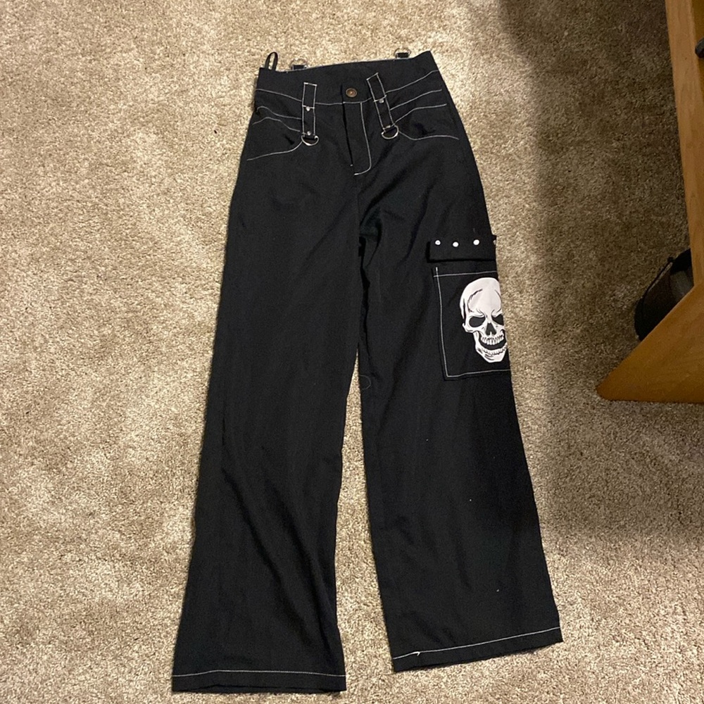 These pants have a skull on the one side of the pants. It’s and XS.from ROMWE